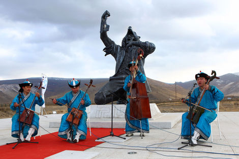 <p>Traditional Mongolian throat singing at the sculpture&rsquo;s unveiling.</p>